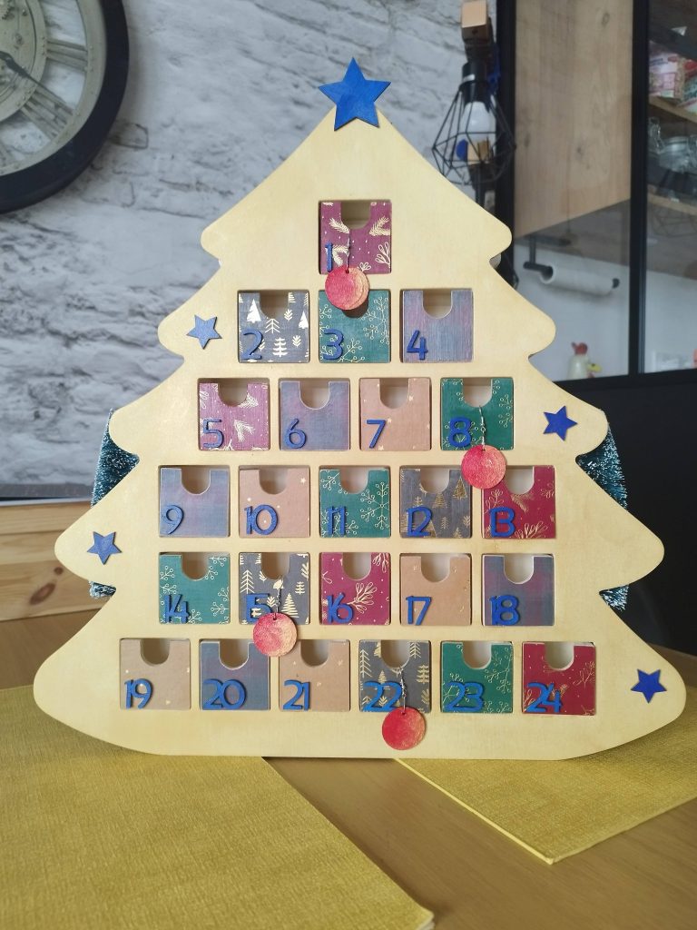 Objet décoratif bois calendrier avent création artisanale sur mesure Retro Nova