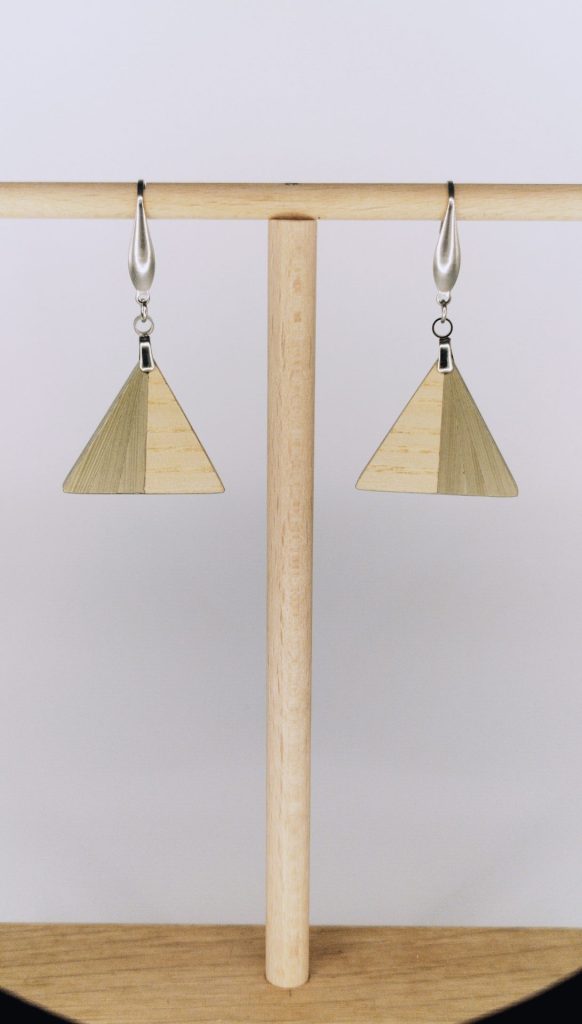 Boucles d'oreilles en bois artisanales Aube Sauvage, éventail naturel, marqueterie de paille Alsace