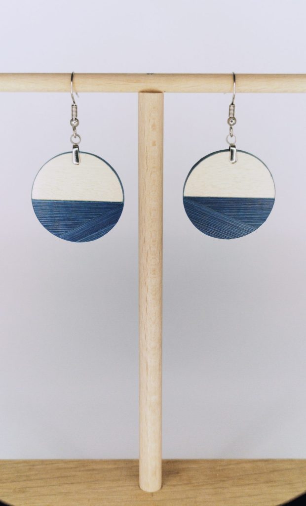 Boucles d'oreilles en bois artisanales Azul, demi-rond bleu, bijoux artisanaux personnalisés Retro Nova