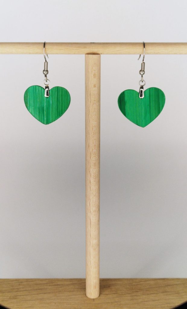 Boucles d'oreilles en bois artisanales Bali, cœur vert et bois, création sur mesure marqueterie paille Alsace