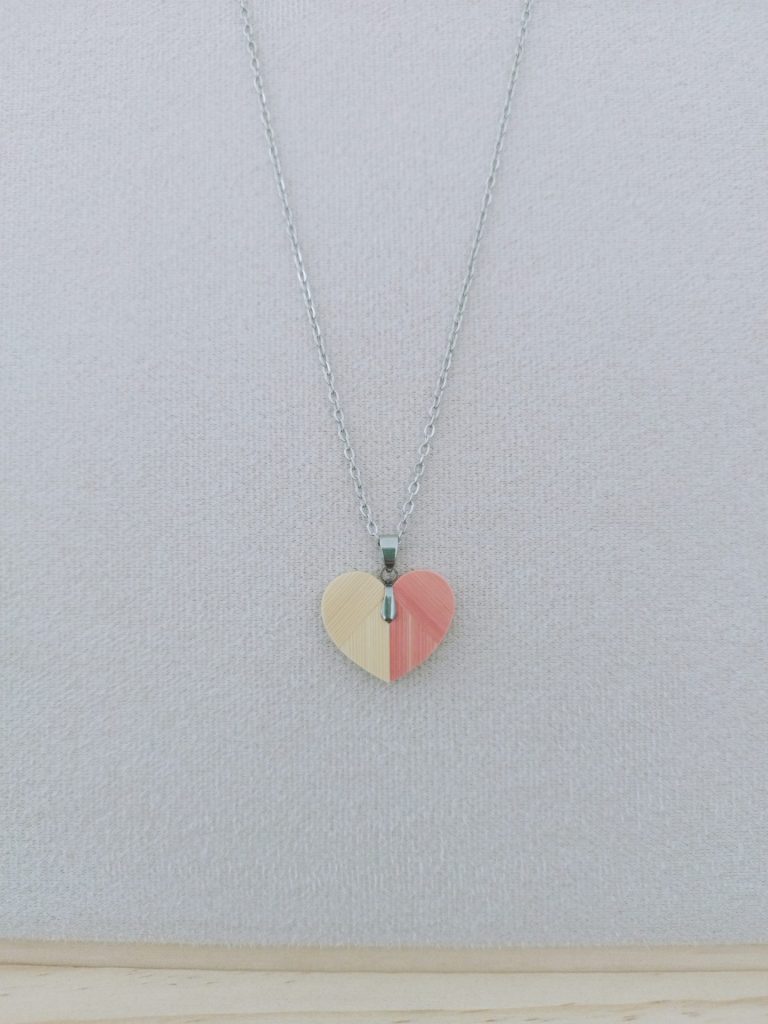 Collier en bois artisanales Bigoût, cœur rosé, bijoux artisanaux Retro Nova Molsheim