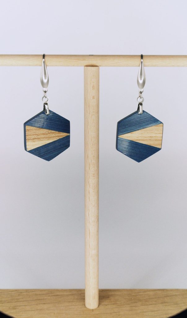 Boucles d'oreilles en bois artisanales Boréas, hexagone bleu, marqueterie de paille Retro Nova Alsace