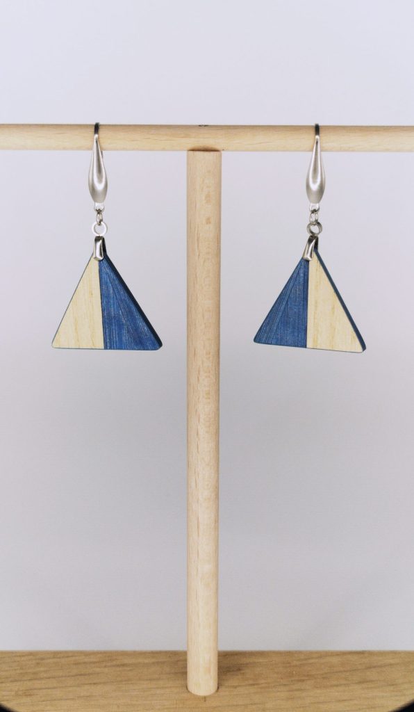 Boucles d'oreilles en bois artisanales Calypso, triangle bleu et bois, création artisanale sur mesure Retro Nova