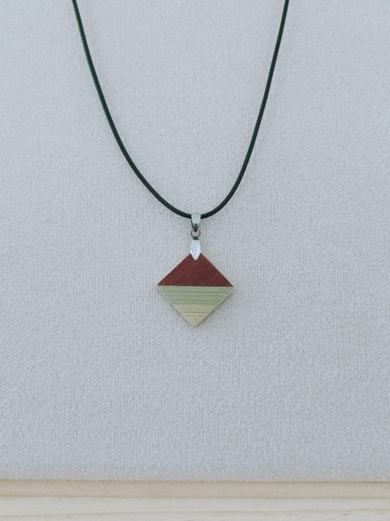 Charon en bois artisanales Charon, hexagone bois naturel et vert, marqueterie de paille Molsheim