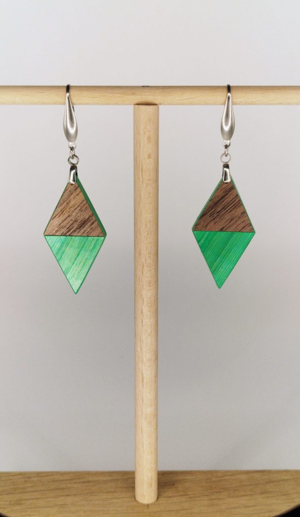 Boucles d'oreilles en bois artisanal Cybele, losange vert et bois, création sur mesure Retro Nova Alsace