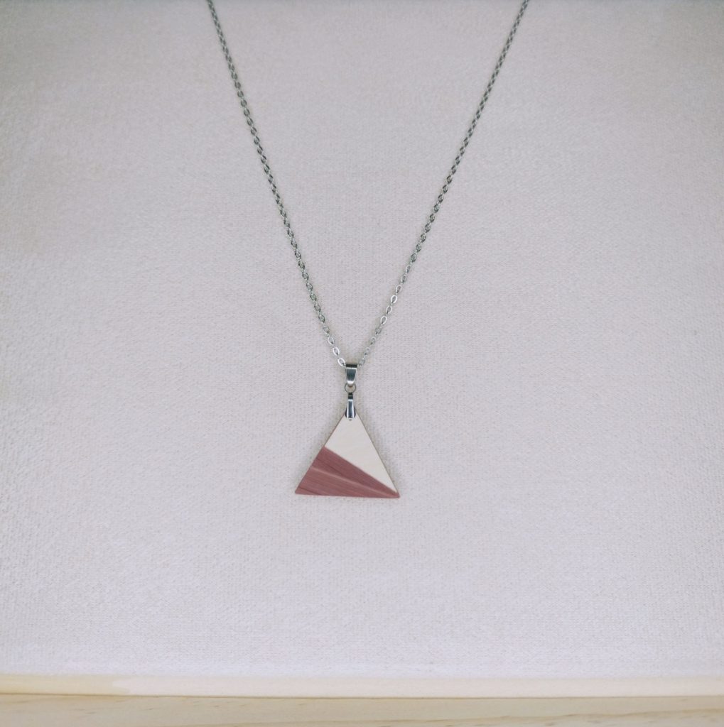Collier en bois artisanales Dédale, losange bois naturel, bijoux artisanaux Retro Nova