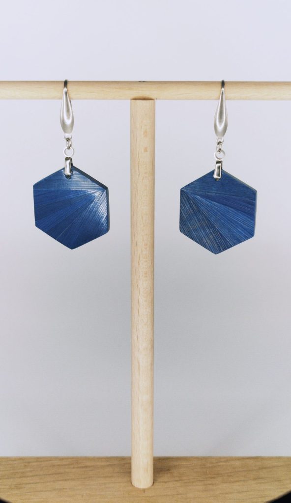 Boucles d'oreilles en bois artisanales Deep Blue, hexagone bleu marine, marqueterie de paille Alsace