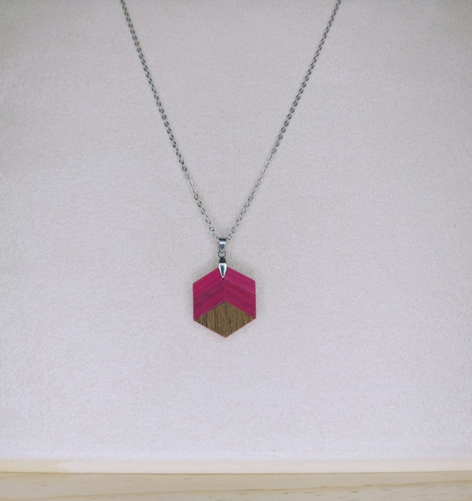 Boucles d'oreilles en bois artisanales Din, hexagone rose fuchsia, bijoux artisanaux Retro Nova