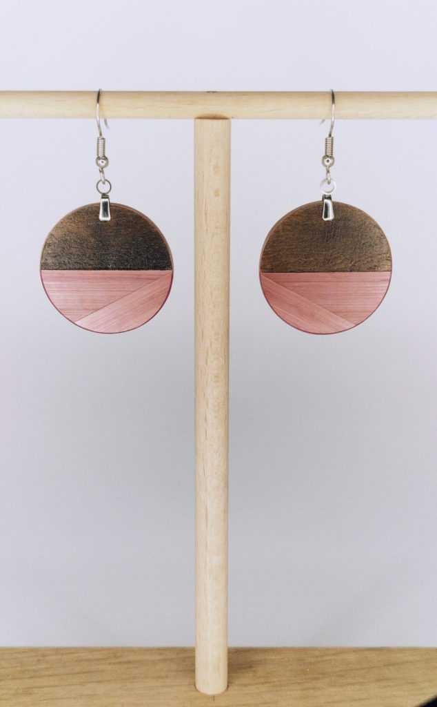 Boucles d'oreilles en bois artisanales Dyonisos, rond rose pâle, marqueterie de paille Alsace