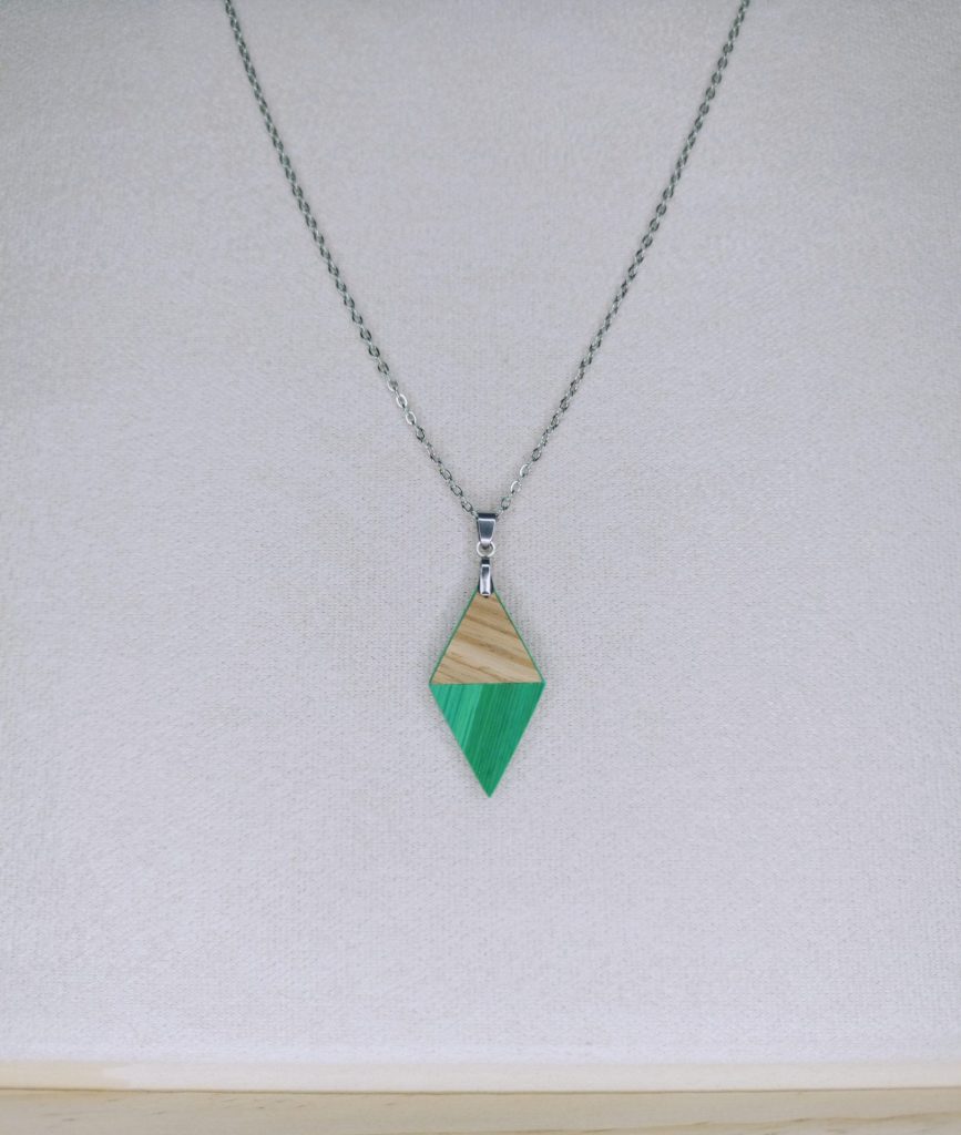 Collier en bois artisanales Flore, losange vert et bois, bijoux artisanaux Retro Nova Alsace