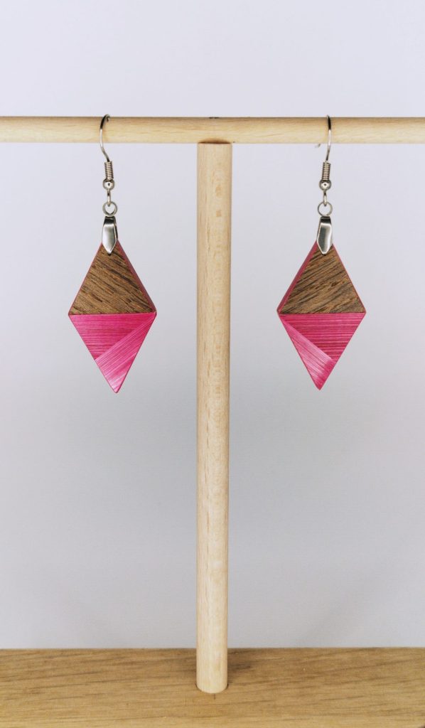Boucles d'oreilles en bois artisanales Freesia, losange rose fuchsia, marqueterie de paille Molsheim
