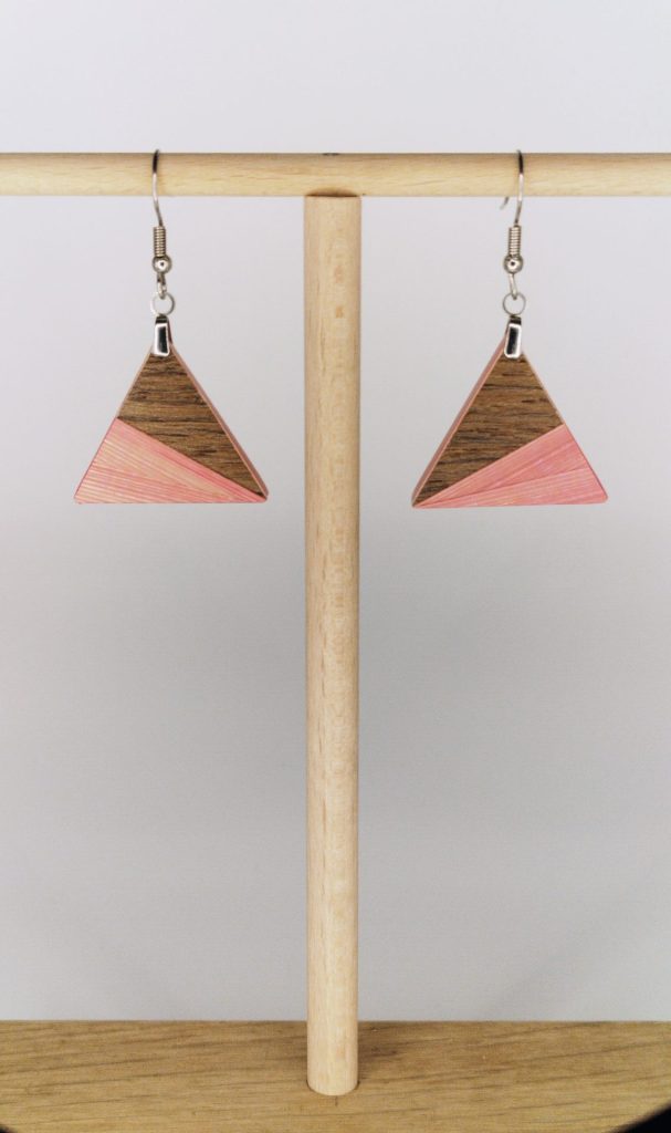 Boucles d'oreilles en bois artisanales Freya, triangle rose, bijoux artisanaux personnalisés Retro Nova