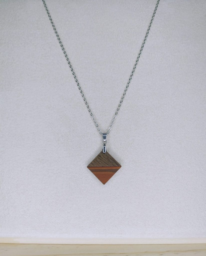 Collier en bois artisanal Haurès, losange bois naturel, création sur mesure Retro Nova Alsace
