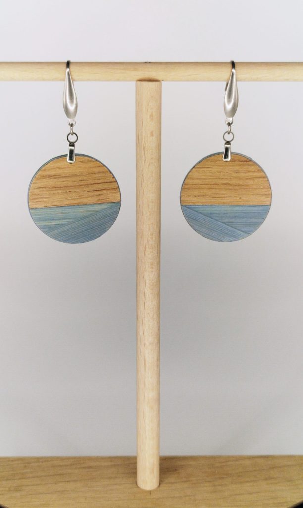Boucles d'oreilles en bois artisanales Horus, rond bleu et bois, marqueterie de paille Alsace