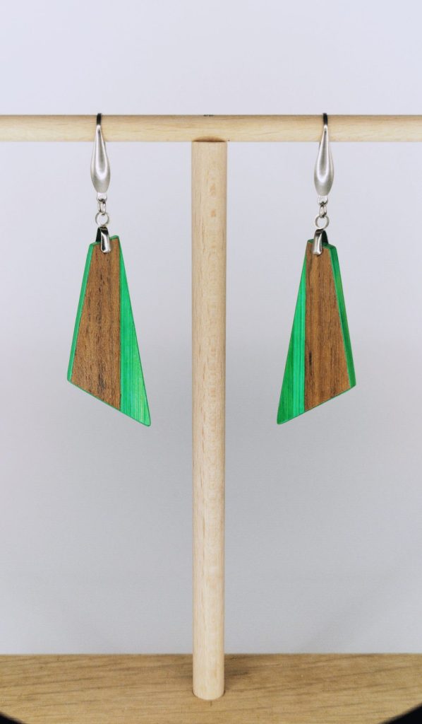 Boucles d'oreilles en bois artisanales Jungle, losange vert, création artisanale sur mesure Alsace