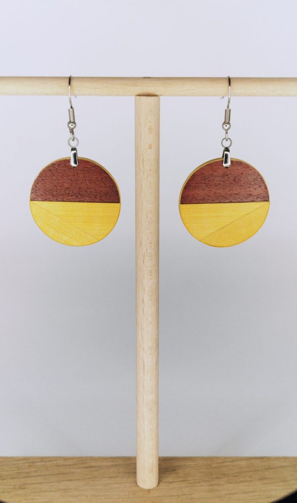 Boucles d'oreilles en bois artisanales Kirin, rond jaune et bois, marqueterie de paille Molsheim