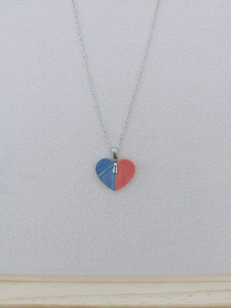 Collier en bois artisanal Lutti, cœur coloré, création sur mesure marqueterie paille Alsace