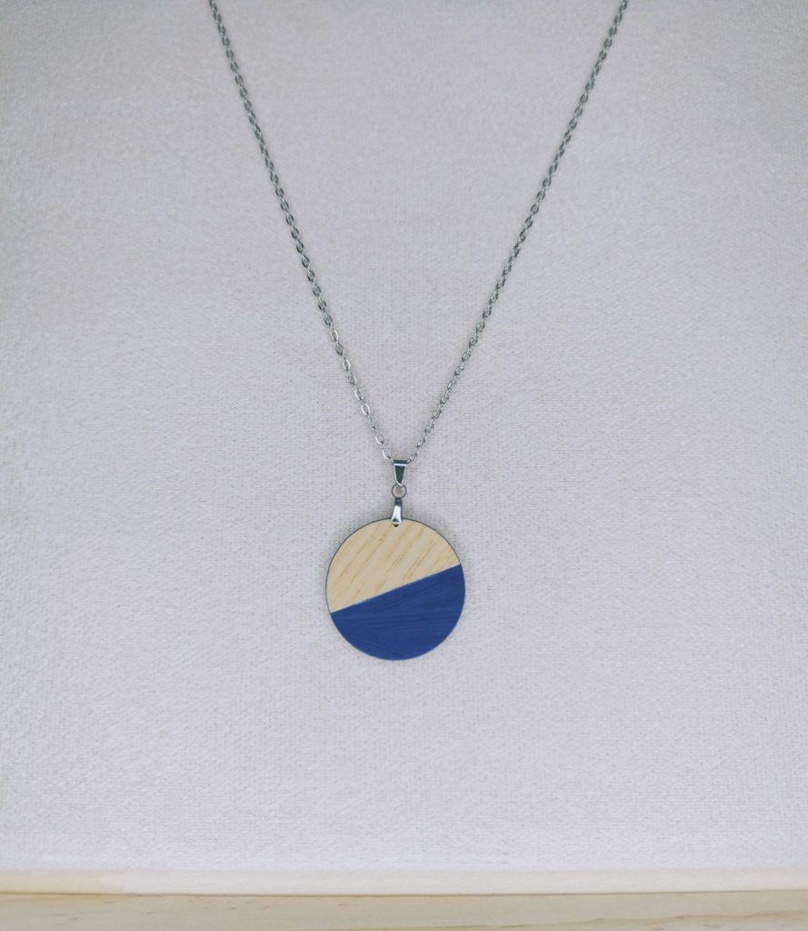 Collier en bois artisanales Moloch, rond bleu et bois, bijoux artisanaux Molsheim