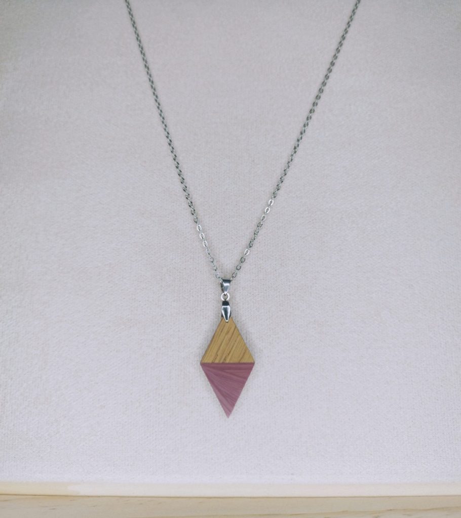 Collier en bois artisanal Naru, losange bicolore, création artisanale sur mesure Retro Nova Alsace
