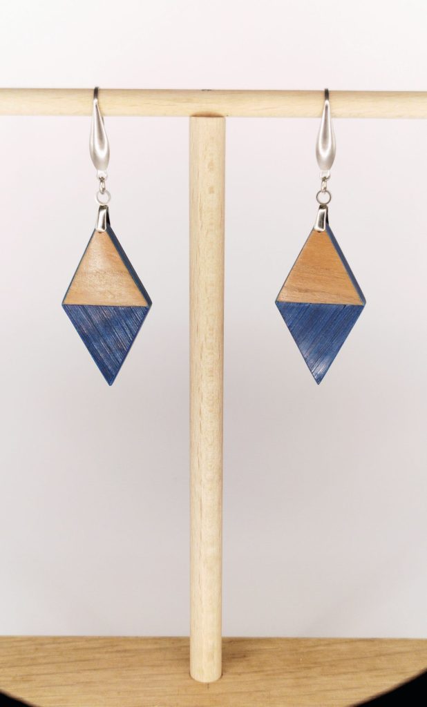 Boucles d'oreilles en bois artisanales Neptune, losange bleu et bois, marqueterie de paille Retro Nova