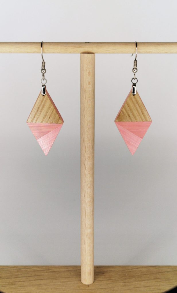 Boucles d'oreilles en bois artisanales Pink Lady, losange rose, marqueterie de paille artisan Molsheim