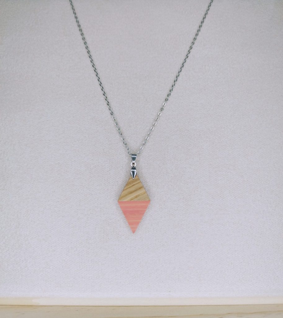 Collier en bois artisanal Pink Lady P, losange rose, bijoux artisanaux personnalisés Alsace