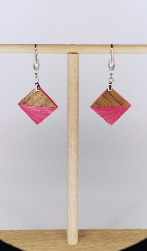 Boucles d'oreilles en bois artisanales Procné, losange rose et bois, création sur mesure Retro Nova