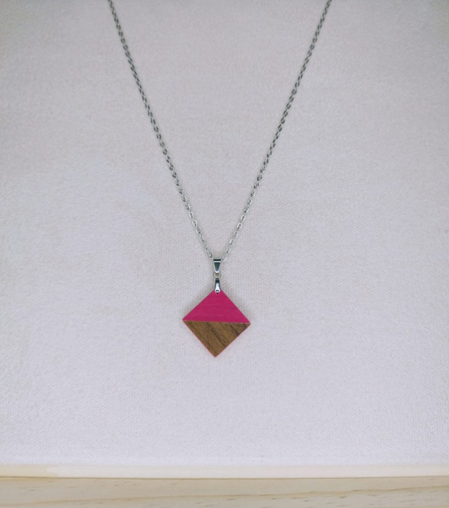Collier en bois artisanal Procné P, losange rose, bijoux artisanaux personnalisés Retro Nova Alsace