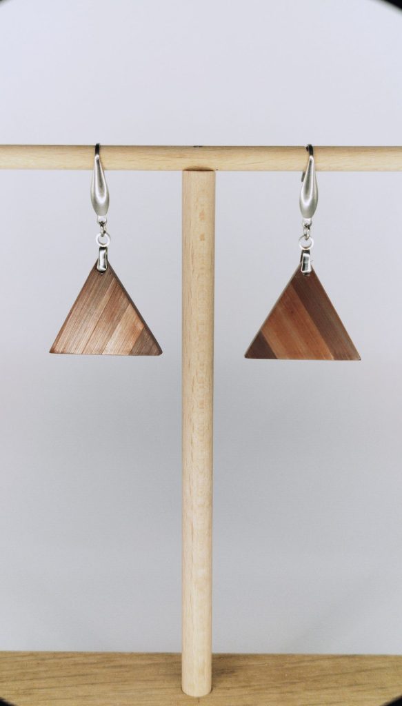 Boucles d'oreilles en bois artisanales Quartz, triangle bois naturel, marqueterie de paille Alsace