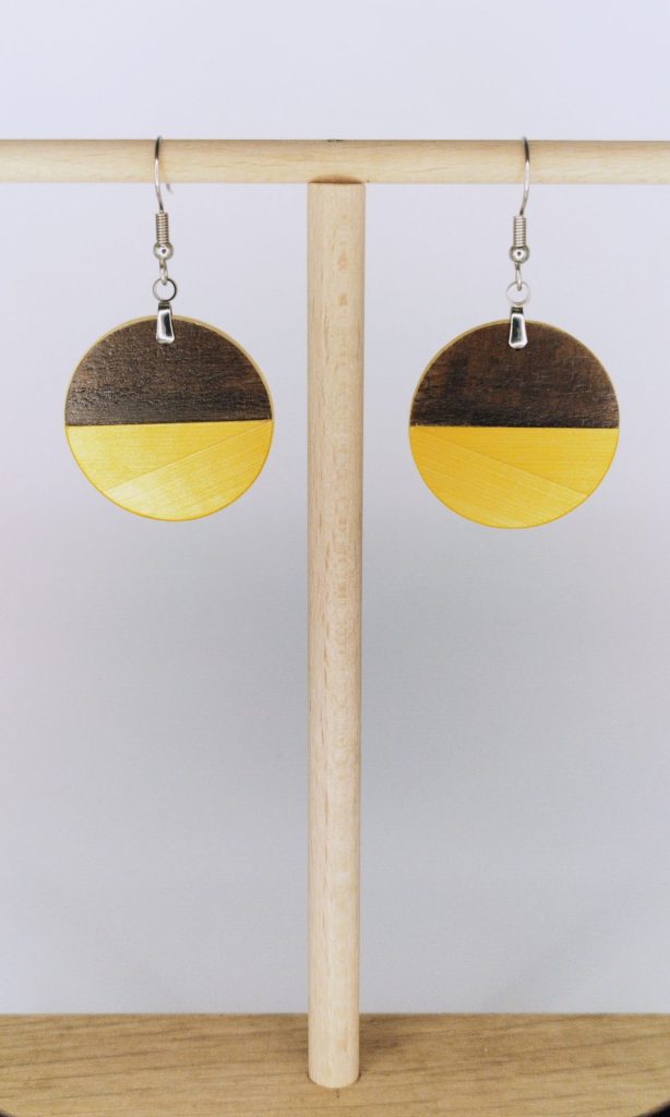 Boucles d'oreilles en bois artisanales Râ, demi-rond jaune et bois, bijoux artisanaux Retro Nova