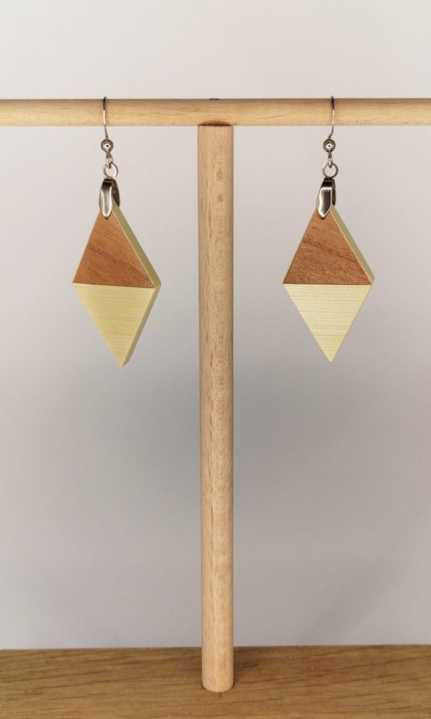 Boucles d'oreilles en bois artisanales Ramsès, losange doré, bijoux artisanaux Retro Nova Alsace