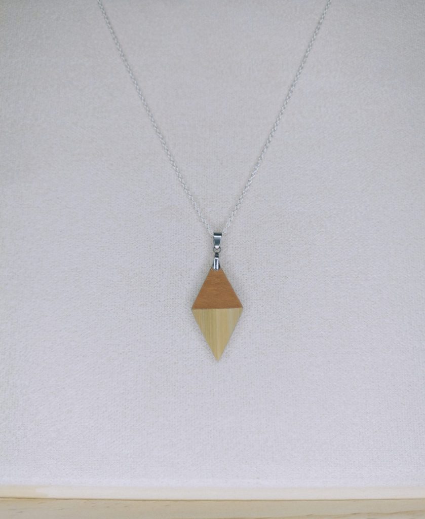 Collier en bois artisanal Ramsès P, losange doré, création sur mesure marqueterie paille Alsace