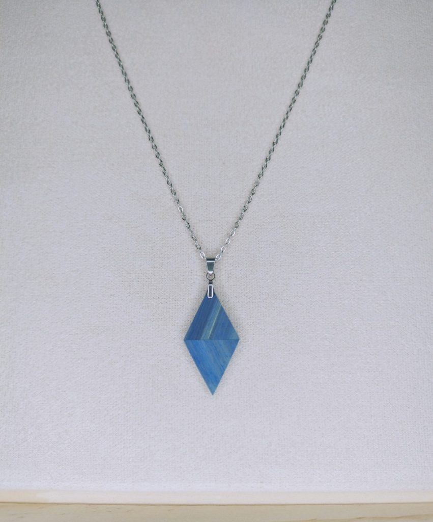 Collier en bois artisanales Ruto, losange bleu, création artisanale sur mesure Alsace