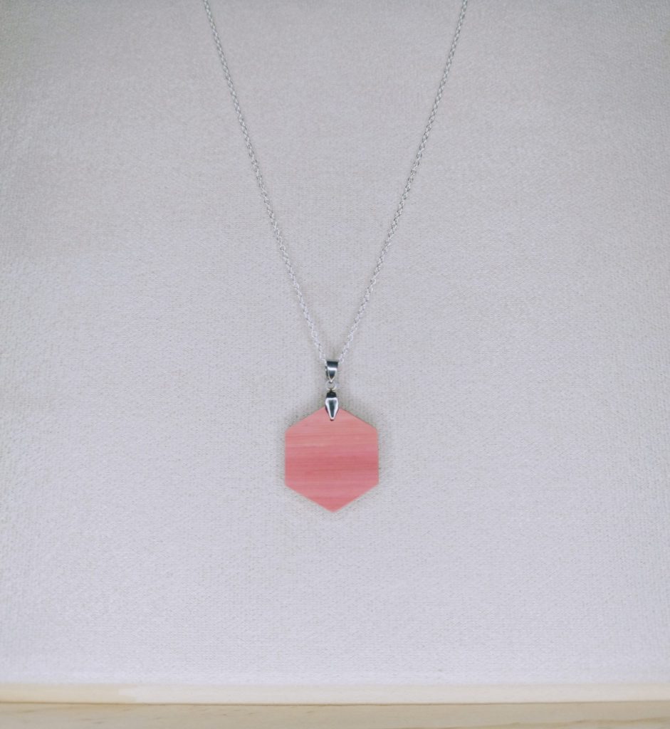 Collier en bois artisanal Sakura, hexagone rose pâle, bijoux artisanaux personnalisés Retro Nova Alsace