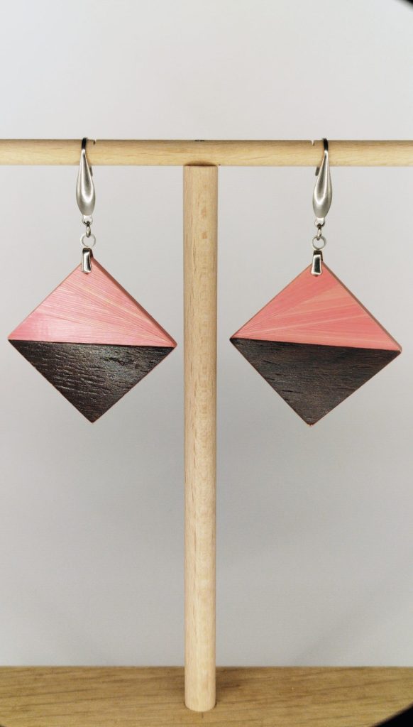 Boucles d'oreilles en bois artisanales Salsa, losange rose et bois, marqueterie de paille Retro Nova