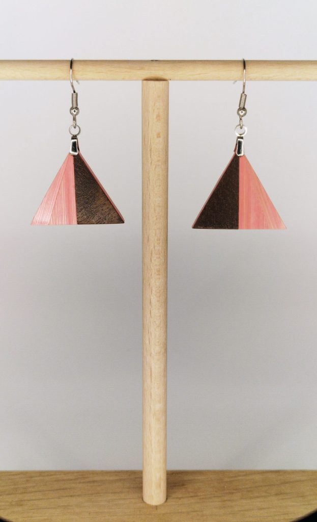 Boucles d'oreilles en bois artisanales Split, triangle saumon et bois, marqueterie de paille Alsace