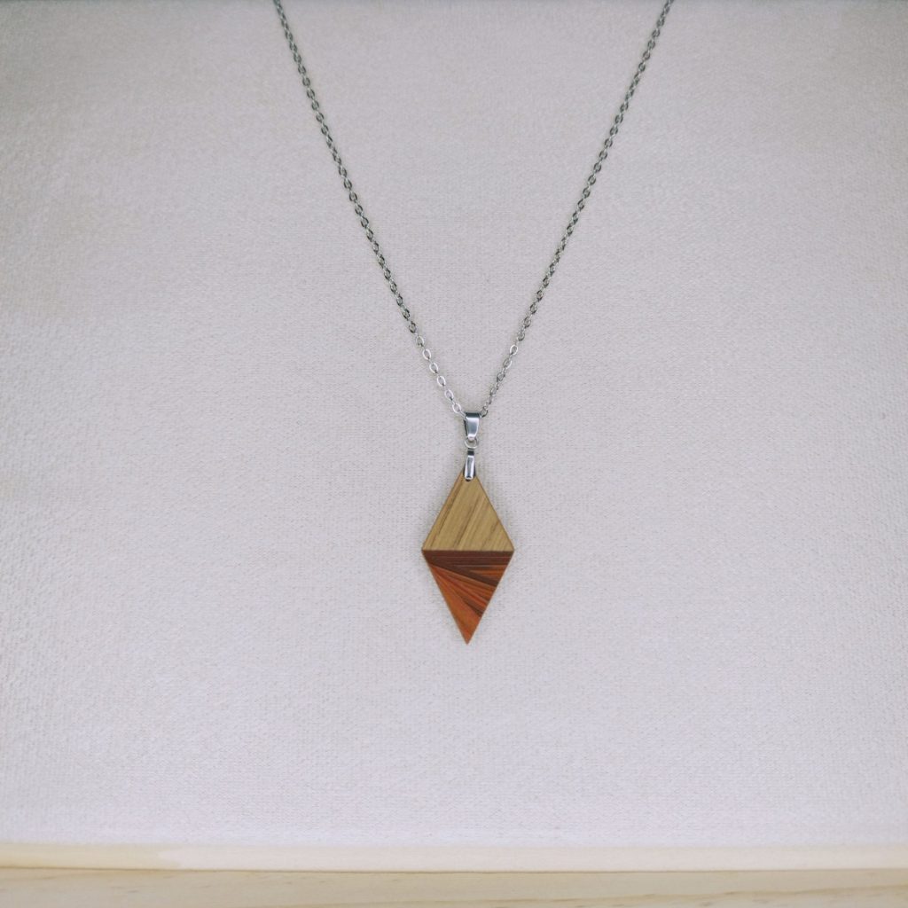 Collier en bois artisanales Tiamat, losange multicolore, marqueterie de paille Alsace