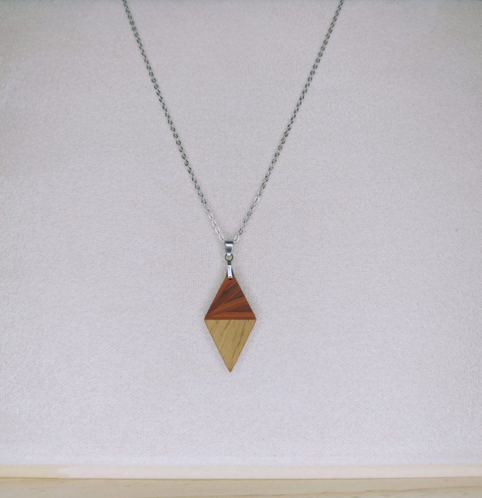 Collier en bois artisanal Volcano, triangle bicolore, bijoux artisanaux personnalisés Retro Nova