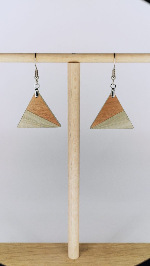 Boucles d'oreilles en bois artisanales Yama, triangle bois naturel, marqueterie de paille Alsace
