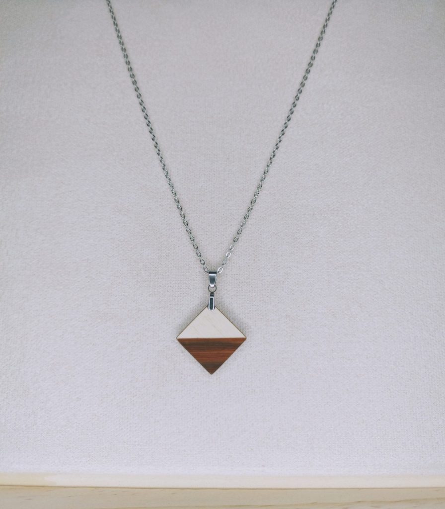 Collier en bois artisanal Zagan, losange bois naturel, bijou sur mesure Retro Nova Alsace