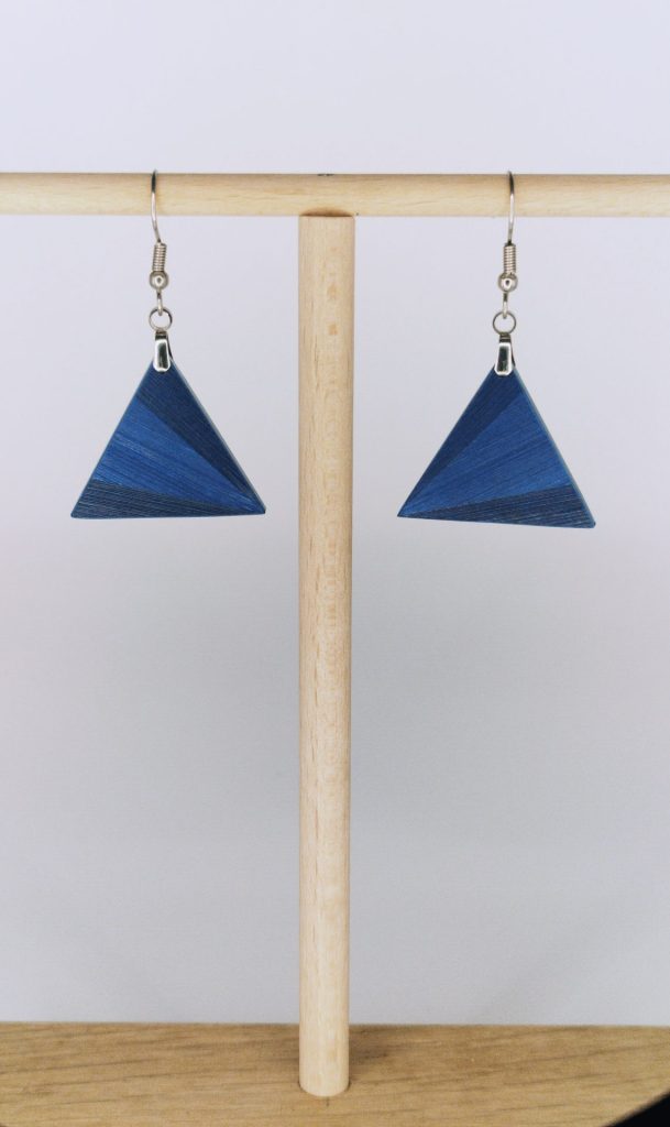 Boucles d'oreilles en bois artisanales Zeus, triangle bleu, création sur mesure Retro Nova