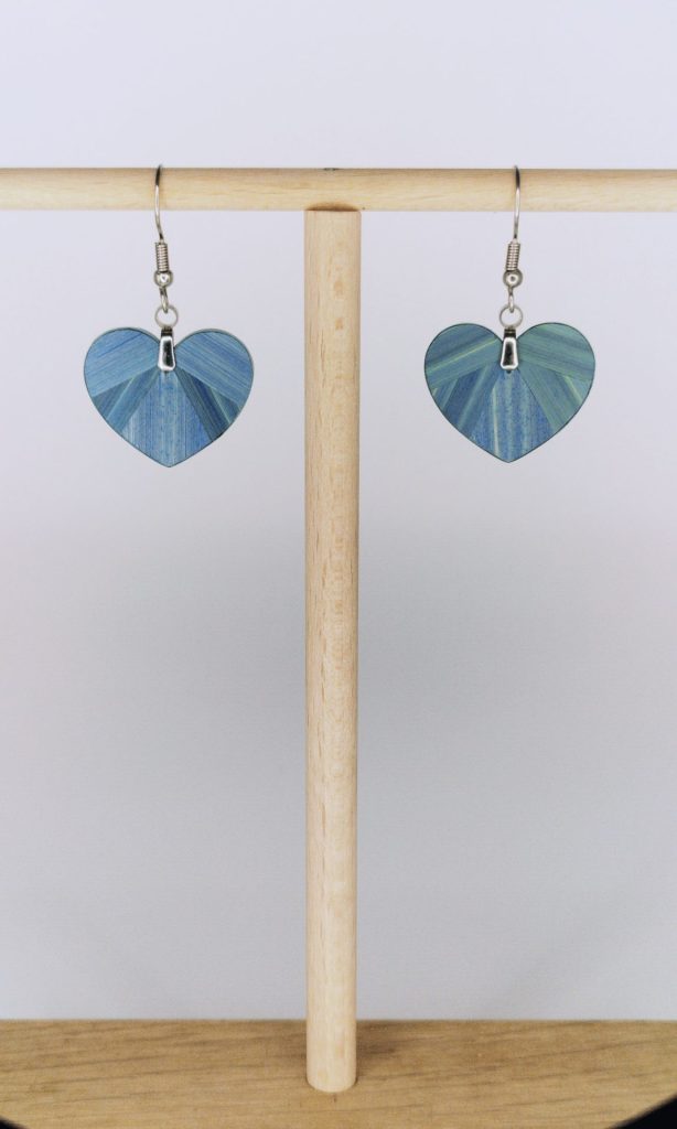 Boucles d'oreilles en bois artisanales Zora, cœur bleu, marqueterie de paille Retro Nova Alsace