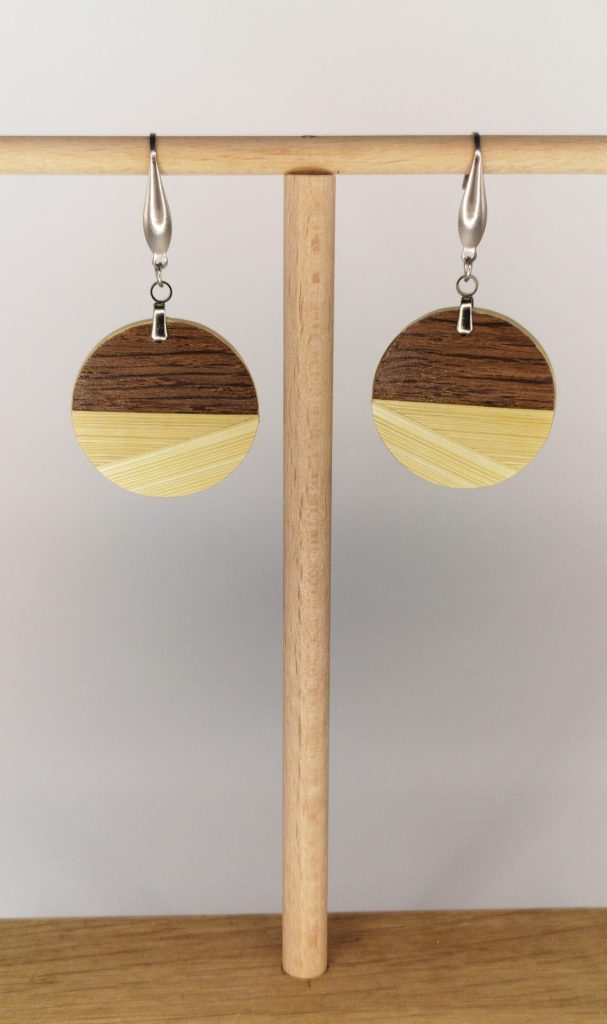 Boucles d'oreilles en bois artisanales Capuchino, demi-rond doré, bijoux artisanaux personnalisés Alsace