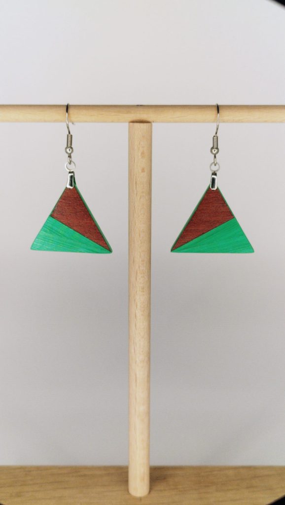 Boucles d'oreilles en bois artisanales Enigma, triangle vert et bois, création sur mesure Retro Nova