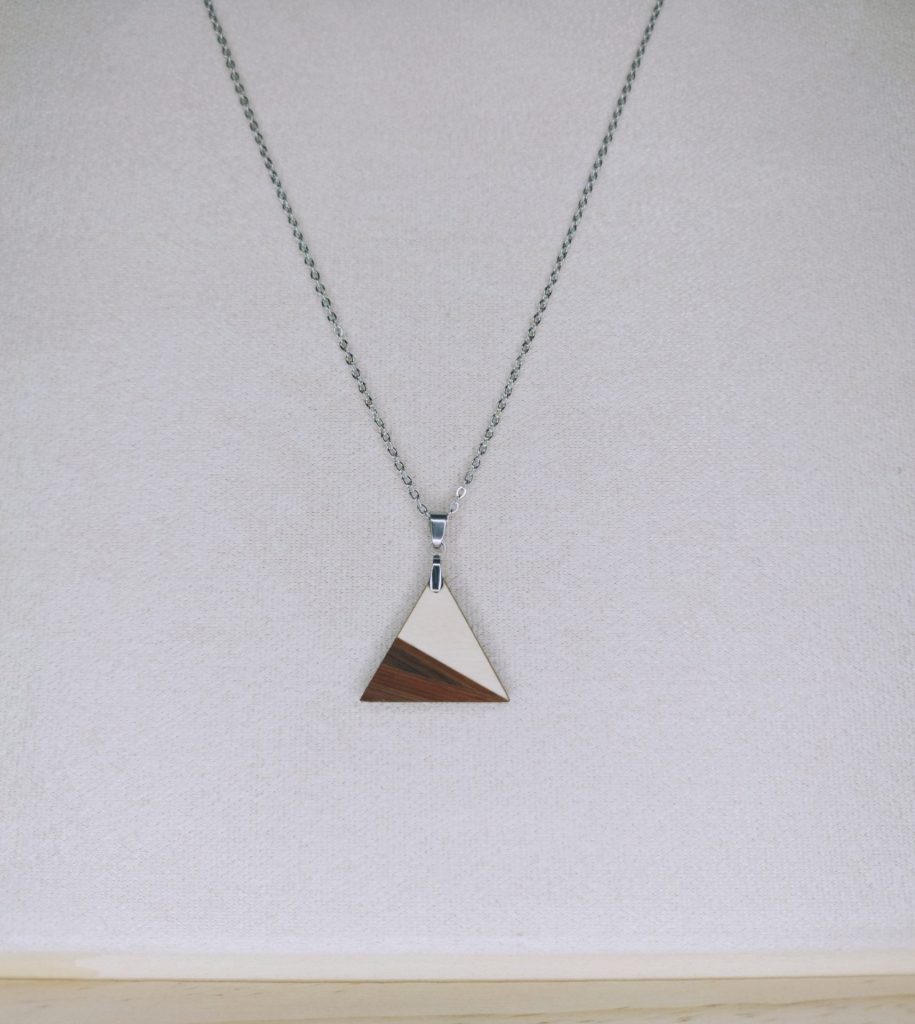 Collier en bois artisanal Fuji, triangle boisé et bois, création artisanale sur mesure Alsace