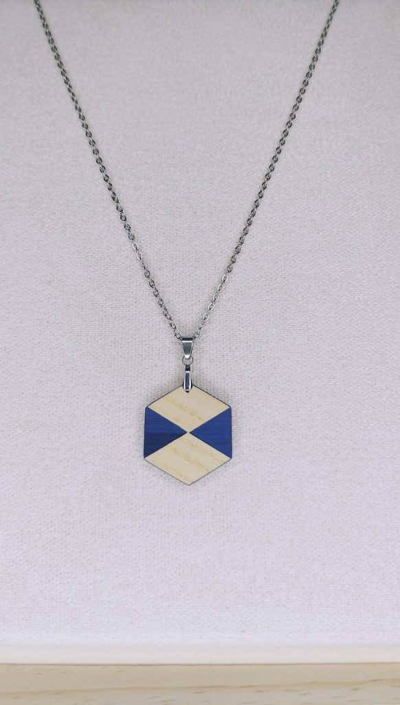 Collier en bois artisanales Harlequin, hexagone multicolore, marqueterie de paille Alsace