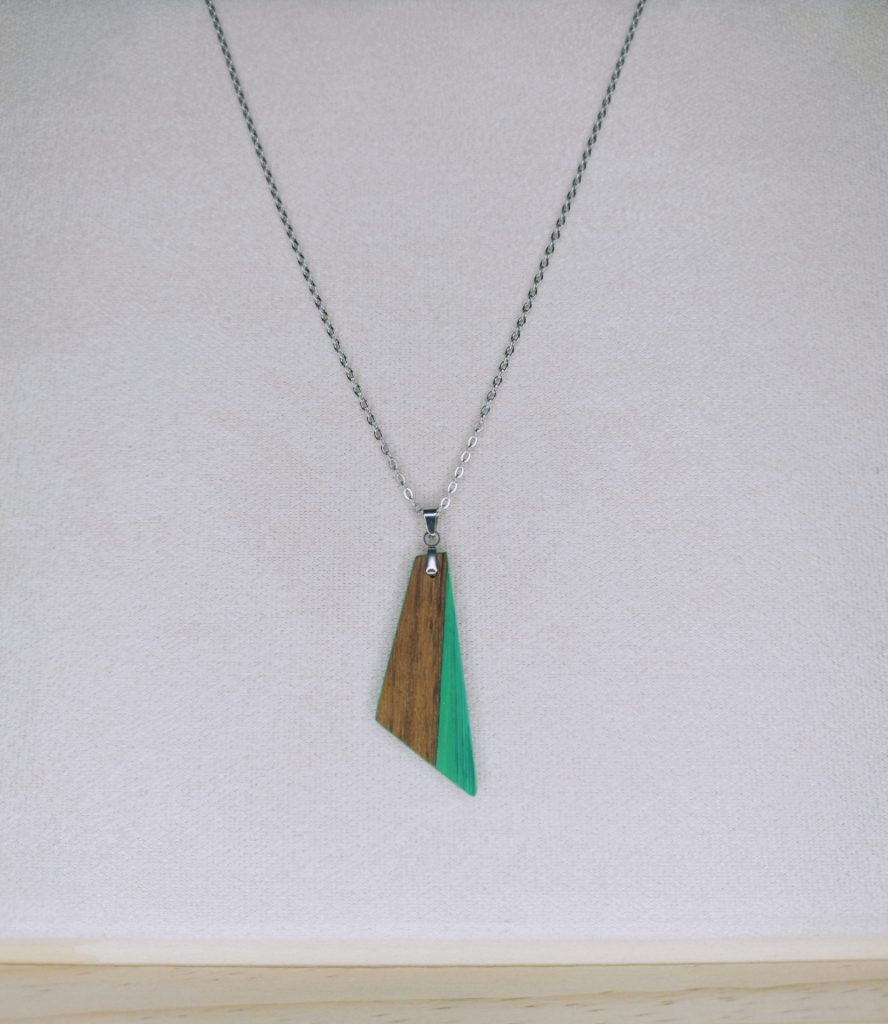 Collier en bois artisanal Jungle P, losange vert, bijoux artisanaux personnalisés Retro Nova