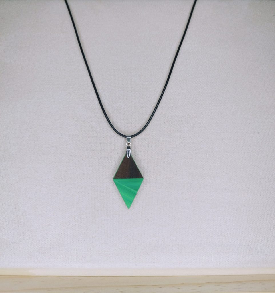 Collier en bois artisanal Mojito, losange vert, bijoux artisanaux personnalisés Retro Nova Alsace