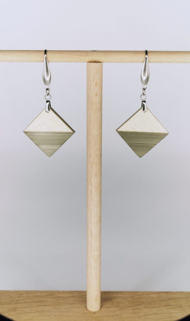 Boucles d'oreilles en bois artisanal Sheik, losange bois clair, bijoux artisanaux personnalisés Alsace