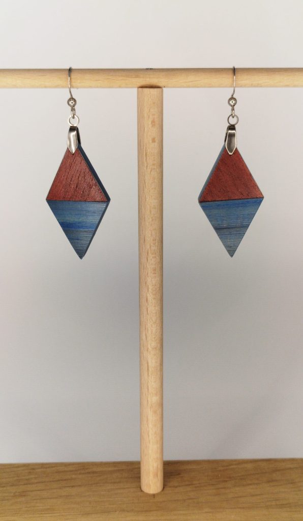 Boucles d'oreilles en bois artisanales Strange, losange rouge et bleu, bijoux artisanaux Retro Nova